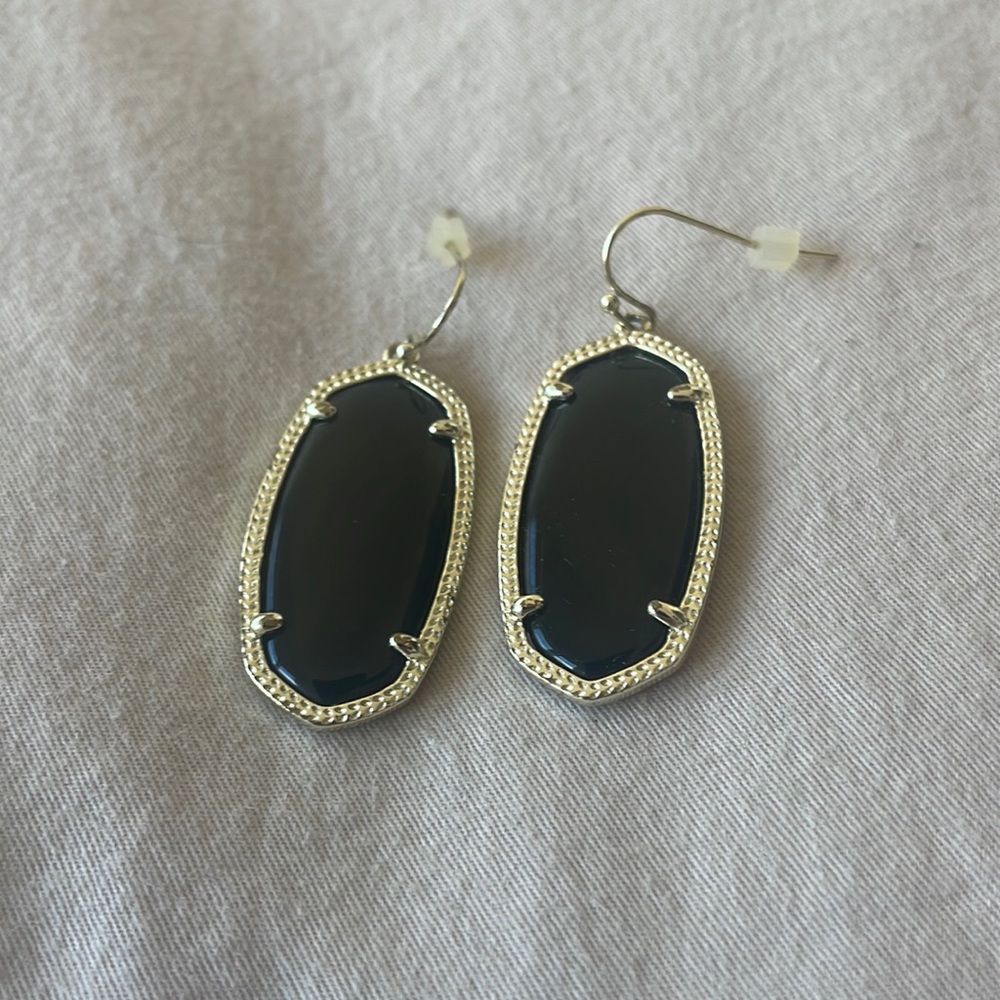 Black Kendra Scott earrings!